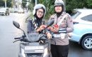 Valentine Days, Ditlantas Poldasu Bagikan Coklat Kepada Pengendara
