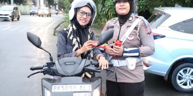 Valentine Days, Ditlantas Poldasu Bagikan Coklat Kepada Pengendara