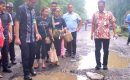 Tinjau Jalan Rusak di Pasar Lau Cih, Rico Waas Janji Akan Dikerjakan Minggu Depan