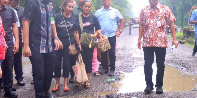 Tinjau Jalan Rusak di Pasar Lau Cih, Rico Waas Janji Akan Dikerjakan Minggu Depan