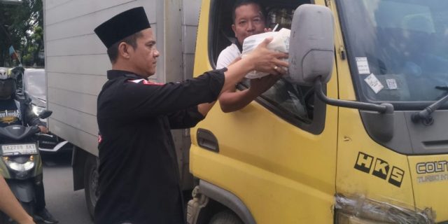 DPC Grib Jaya Kota Medan Bagikan 500 Nasi Kotak Kepada Masyarakat