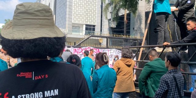Aliansi BEM SI Gelar Aksi Indonesia Cemas di Gedung DPRD Sumut Aliansi BEM SI Gelar Aksi Indonesia Cemas di Gedung DPRD Sumut