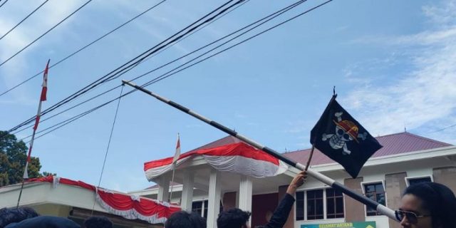 Bendera One Piece Berkibar di Pengadilan Militer I-02 Medan