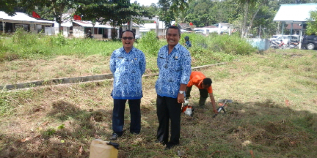 Demi Mempertahankan Jabatan, Kabag Umum dan Asisten I Dampingi Pembersihan Lapangan Merdeka Nias Utara