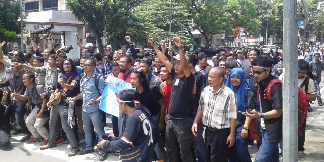 Puluhan Wartawan Kota Medan Gelar Aksi Didepan Komando TNI AU