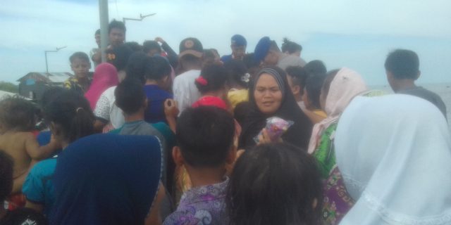 Jumat Barokah!! Ditpolair Beri Perlengkapan Sekolah Ke Anak Nelayan