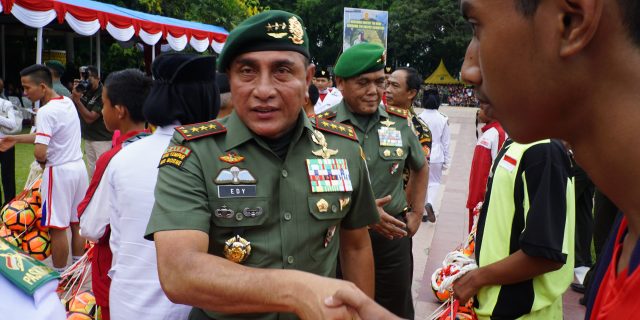 Letjen TNI Edy Rahmayadi Bagikan Sembako Kepada Masyarakat