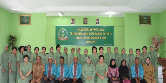 Ketua Persit KCK PD I BB Pimpin Acara Anjangsana di Panti Sosial Tresna Wreda Abdi