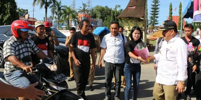 Memperingati HAUL Bung Karno, Walikota Gunungsitoli Bagi Bunga Kepada Masyarakat