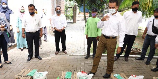 Wagubsu Serahkan Bantuan Sembako dari Haji Anif Kepada Masyarakat Terdampak Covid-19