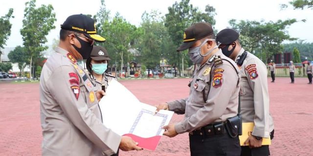 5 Personil Berprestasi Terima Penghargaan dari Pimpinan Polri