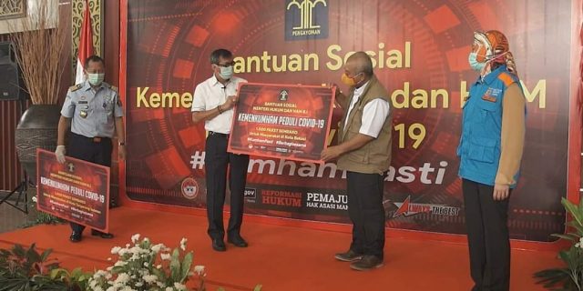 Kemenkumham RI Bagikan Ribuan Paket Sembako dan Masker Kepada Masyarakat