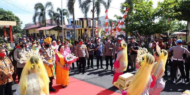 Kapolda dan Ketua Bhayangkari Sumut Disambut Tarian Daerah Saat Kunker di Deli Serdang