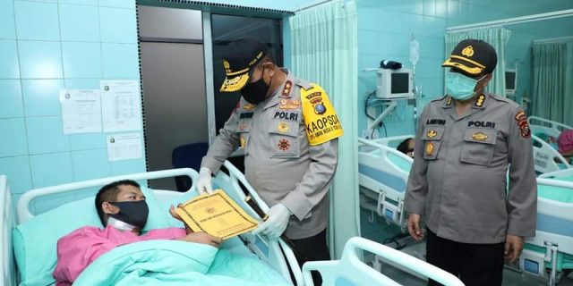 Sambut HUT Bhayangkara ke 74, Kapoldasu Jenguk dan Santuni Pasien Operasi Tumor