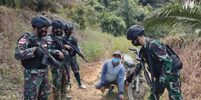 Cegah Aktivitas Ilegal dan Penyelundupan, Anggota Satgas Yonif 144/JY Sweeping di Perbatasan
