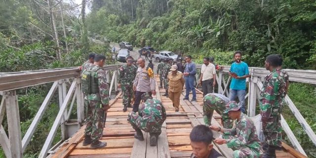 Usai Dirusak OTK, TNI-Polri dan Masyarakat Perbaiki Jembatan Sahayu