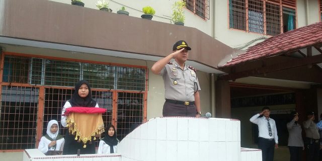 Polsek Medan Baru Laksanakan Kegiatan Penaikan Bendera Hardiknas