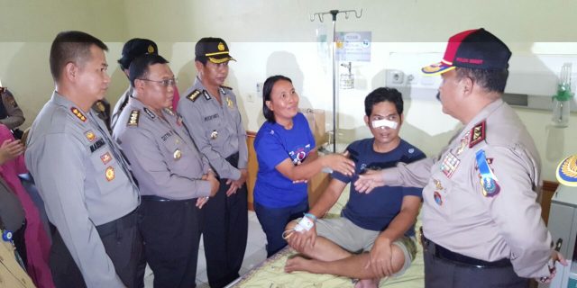Kapoldasu Jenguk Polisi Yang Terluka Tembakan di RSU Adam Malik