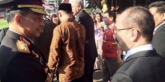Kapolri Sedang Berdiskusi Dengan Firman Jaya Daeli Di Istana Merdeka