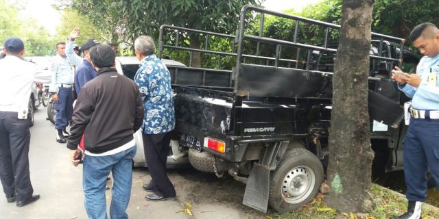 Sedap!!! Mobil vs Mobil Kembali Tabrak