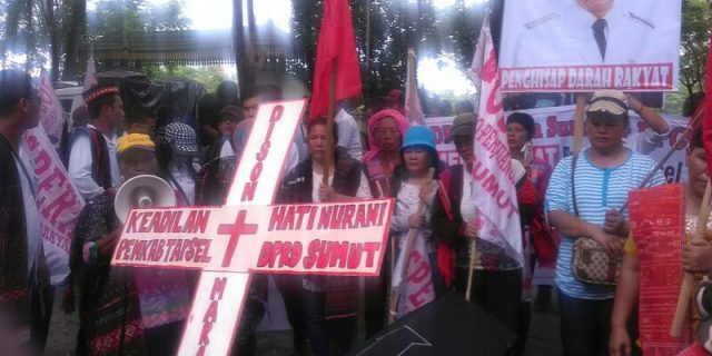 Masyarakat Sipirok Bawa Keranda Mayat dan Salib di DPRD Sumut