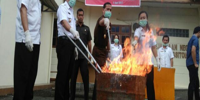 Kejari Gunungsitoli Musnahkan Narkoba