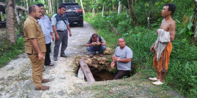 Amizaro Waruwu Tinjau Lokasi Longsor di Kecamatan Lahewa Amizaro Waruwu Tinjau Lokasi Longsor di Kecamatan Lahewa