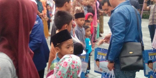 Rebut Simpati Masyarakat, JR. Saragih Bagikan Sembako Kepada Masyarakat Nias