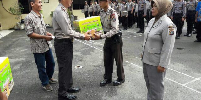 Kompol Daniel Bagikan Paket Lebaran dari Kapolrestabes Medan Kepada Personil Polsek Sunggal