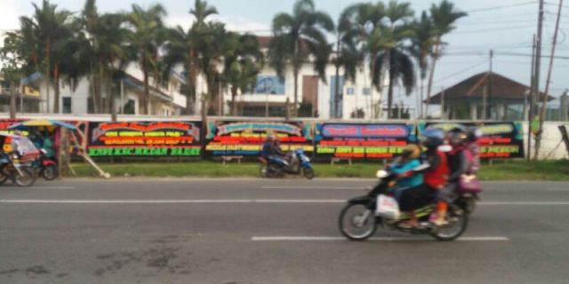 Markas Polda Sumut Dibanjiri Pengiriman Papan Bunga