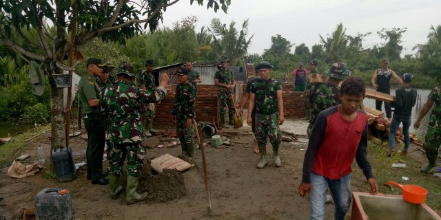 Kolonel Bambang Herqutanto Turut Saksikan Pembongkaran Rumah Tidak Layak Huni