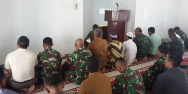 Usai Melakukan Pengawasan, Ketua TIM TMMD Menyepatkan Diri Laksanakan Sholat Zuhur