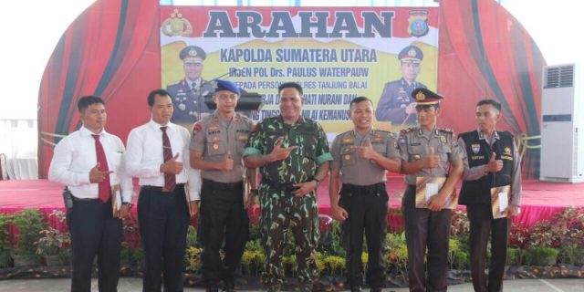 Kapoldasu Berikan Penghargaan Kepada Polsonil Polres Tanjung Balai