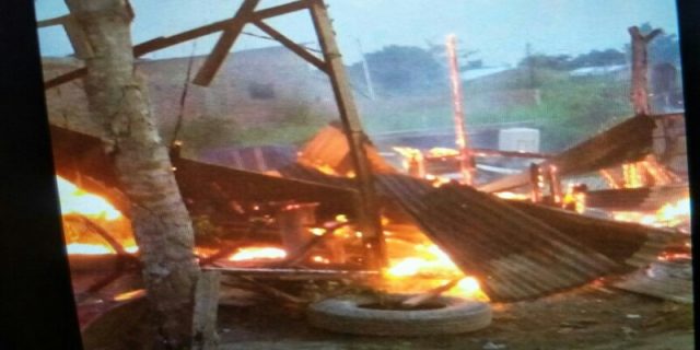 Bentrok Dilahan Garapan, Sejumlah Bangunan dan Kendaraan Dibakar