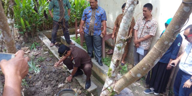 Kejari dan BUMD Nisel Letakkan Batu Pertama Pembangunan MCK di SMAN 1 Maniamolo