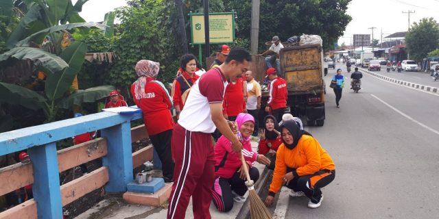 “Polsek Medan Baru Bersama Muspika Dan OKP,Adakan Kegiatan Gotong Royong”