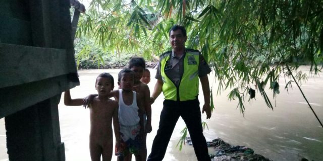 Bhabinkamtibmas Polsek Medan Baru Adakan Pengecekan Air Disekitar Jalur Sungai Babura…!!!