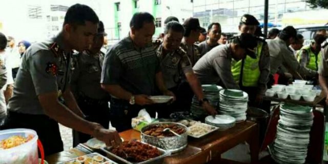 Wujud Kebersamaan Dan Kekeluargaan,Kapolsek Medan Baru Berbaur Dengan Personilnya…!!!