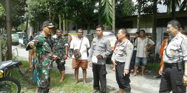Tim Polrestabes Medan Dan Polsek Medan Baru Evakuasi Warga Dilokasi Banjir