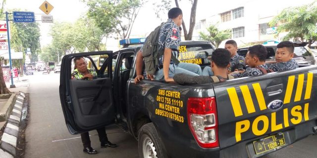 Personil Polsek Medan Baru Bantu Siswa/i Antar Kesekolah
