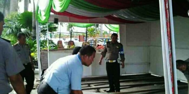 Personel Medan Baru Bahu Membahu Dirikan Pos Pam