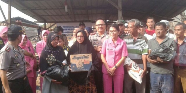 Kapolres Berikan Bantuan Kepada Korban Kebakaran
