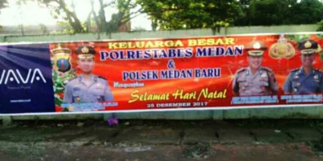 Polsek Medan Baru Pasang Baliho Bertuliskan Selamat Hari Natal