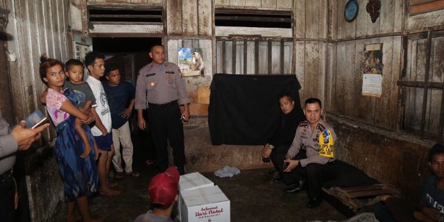 Kapolrestabes Medan Berikan Bingkisan Natal Kepada Warga Kurang Mampu