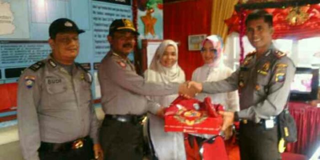 “Kapolsek Medan Baru Kunjungi Pos Pam V,Berikan Bingkisan Natal”