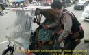 Personil Bhabinkamtibmas Bantu Ibu Yang Lansia