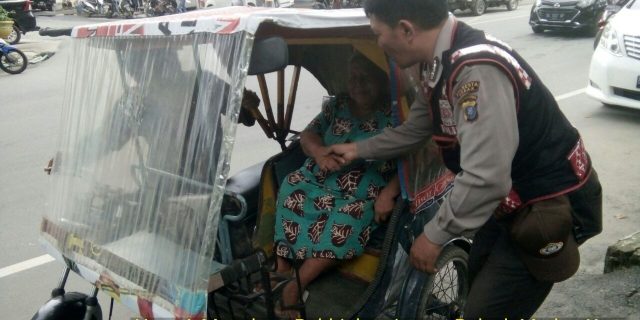 Personil Bhabinkamtibmas Bantu Ibu Yang Lansia