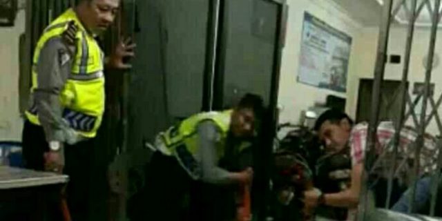 Genangan Air Membuat Petugas Bahu Membahu Membantu Warga