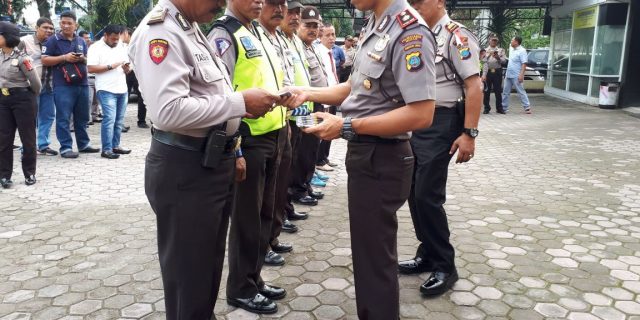 Kapolsek Medan Baru Bagikan Buku Saku Kepada Personilnya