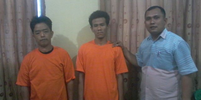 Kedua Pria Ini Ditangkap Petugas Usai Beli Sabu
